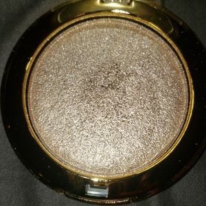 JD glow cosmetics highlighter